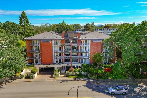#204-2119 Oak Bay Ave  Oak Bay, BC V8R 1E8