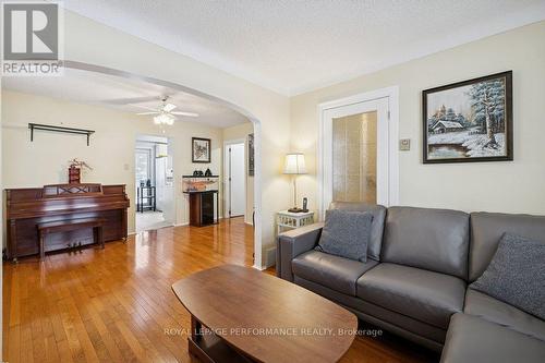 525 Kirkwood Avenue, Ottawa, ON - Indoor Photo Showing Living Room