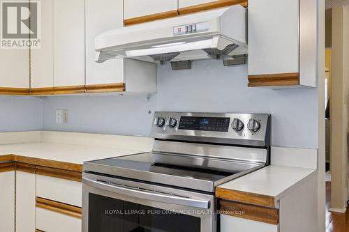 525 Kirkwood Avenue, Ottawa, ON - Indoor Photo Showing Kitchen