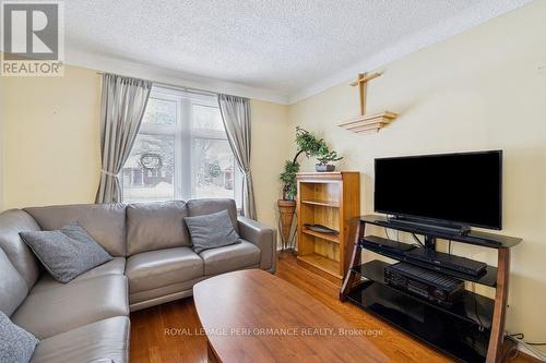 525 Kirkwood Avenue, Ottawa, ON - Indoor Photo Showing Living Room