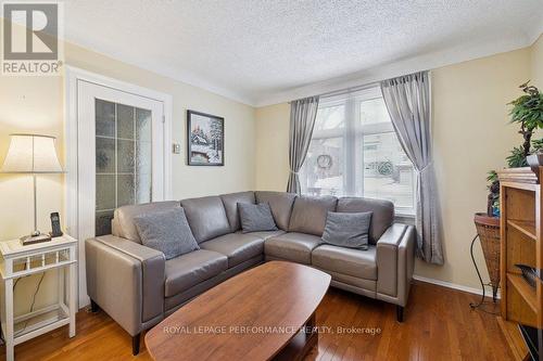 525 Kirkwood Avenue, Ottawa, ON - Indoor Photo Showing Living Room
