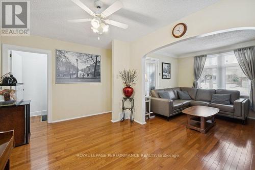 525 Kirkwood Avenue, Ottawa, ON - Indoor Photo Showing Living Room