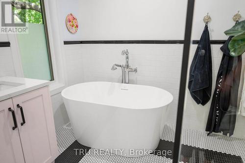 64 Stevenson Avenue, Ottawa, ON - Indoor Photo Showing Bathroom