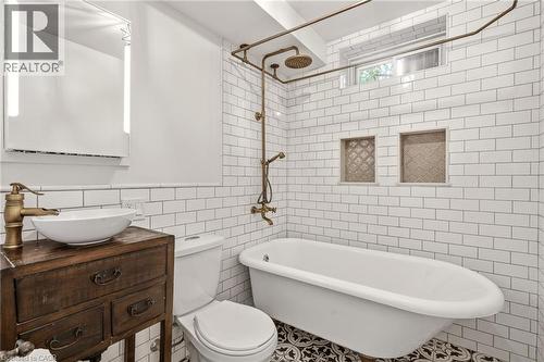 329 Plains Road W, Burlington, ON - Indoor Photo Showing Bathroom