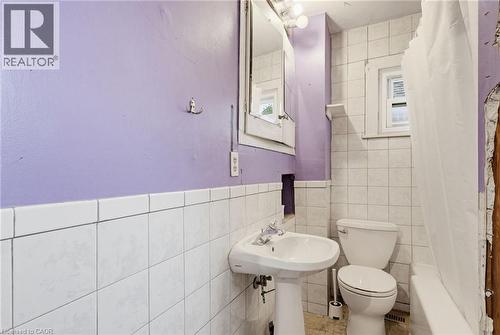 4 piece bath - 46 East 16Th Street, Hamilton, ON - Indoor Photo Showing Bathroom