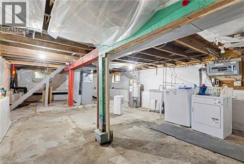46 East 16Th Street, Hamilton, ON - Indoor Photo Showing Laundry Room