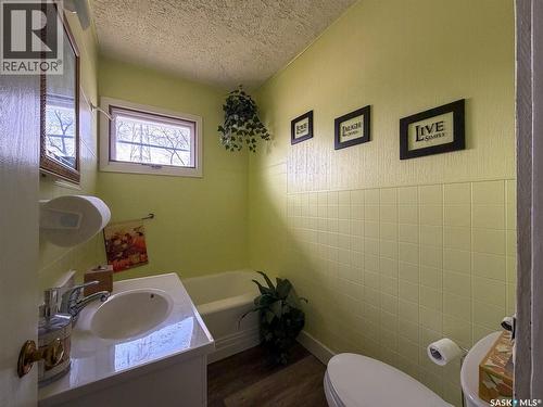 505 Centre Street, Shaunavon, SK - Indoor Photo Showing Bathroom