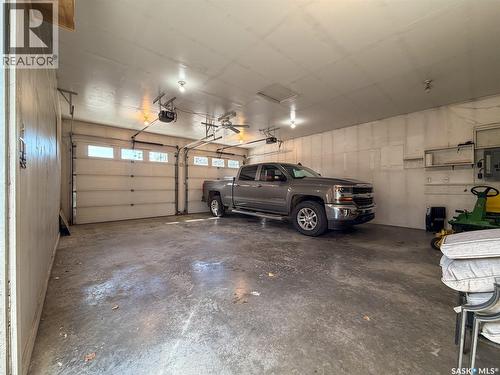 505 Centre Street, Shaunavon, SK - Indoor Photo Showing Garage