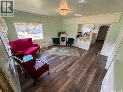 505 Centre Street, Shaunavon, SK - Indoor Photo Showing Living Room