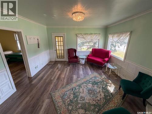 505 Centre Street, Shaunavon, SK - Indoor Photo Showing Living Room