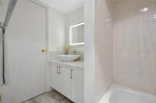 #1101-327 Maitland St, Victoria, BC - Indoor Photo Showing Bathroom
