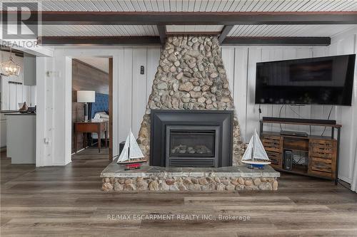 577 Edgewater Place, Haldimand, ON - Indoor Photo Showing Living Room With Fireplace