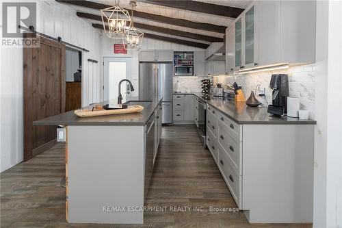 577 Edgewater Place, Haldimand, ON - Indoor Photo Showing Kitchen With Upgraded Kitchen