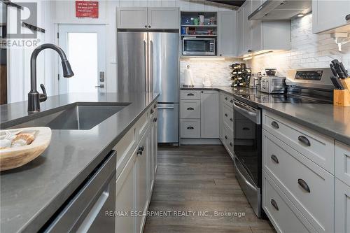 577 Edgewater Place, Haldimand, ON - Indoor Photo Showing Kitchen With Upgraded Kitchen