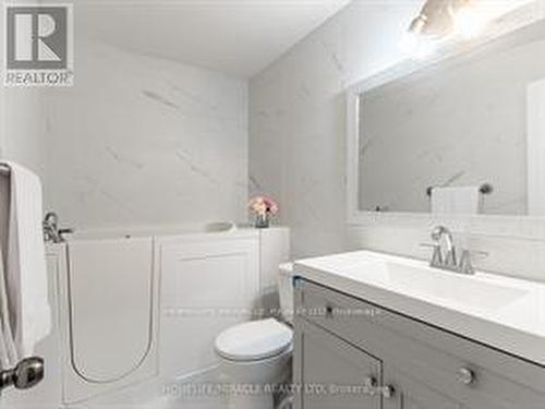 15 Spiers Crescent, Cambridge, ON - Indoor Photo Showing Bathroom