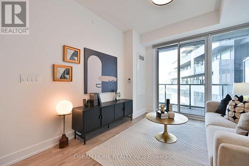 802 - 25 Adra Grado Way, Toronto, ON - Indoor Photo Showing Living Room