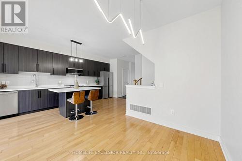 104 Dariole Drive, Richmond Hill, ON - Indoor Photo Showing Kitchen