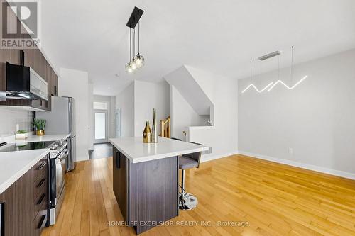 104 Dariole Drive, Richmond Hill, ON - Indoor Photo Showing Kitchen With Upgraded Kitchen