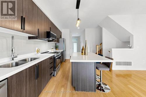 104 Dariole Drive, Richmond Hill, ON - Indoor Photo Showing Kitchen With Double Sink With Upgraded Kitchen