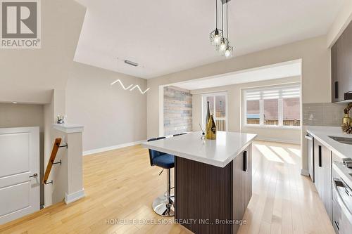104 Dariole Drive, Richmond Hill, ON - Indoor Photo Showing Kitchen