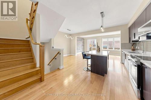104 Dariole Drive, Richmond Hill, ON - Indoor Photo Showing Kitchen With Upgraded Kitchen
