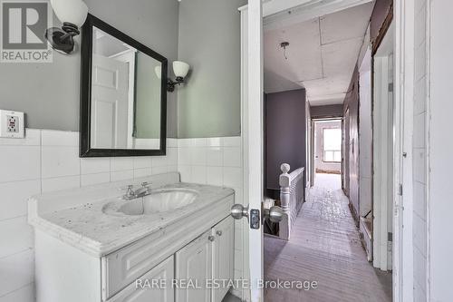 21 Chestnut Avenue, Hamilton, ON - Indoor Photo Showing Bathroom