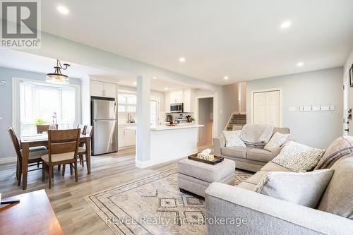 4480 Queensway Gardens, Niagara Falls (Morrison), ON - Indoor Photo Showing Living Room