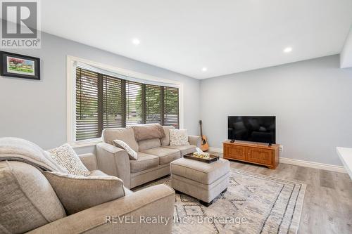 4480 Queensway Gardens, Niagara Falls (Morrison), ON - Indoor Photo Showing Living Room