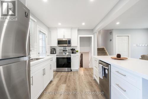 4480 Queensway Gardens, Niagara Falls (Morrison), ON - Indoor Photo Showing Kitchen With Upgraded Kitchen