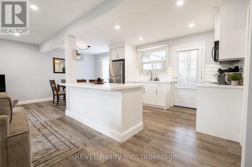 4480 Queensway Gardens, Niagara Falls (Morrison), ON - Indoor Photo Showing Kitchen