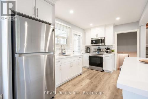 4480 Queensway Gardens, Niagara Falls (Morrison), ON - Indoor Photo Showing Kitchen With Upgraded Kitchen