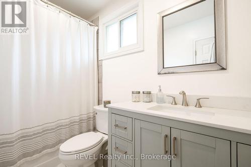 4480 Queensway Gardens, Niagara Falls (Morrison), ON - Indoor Photo Showing Bathroom