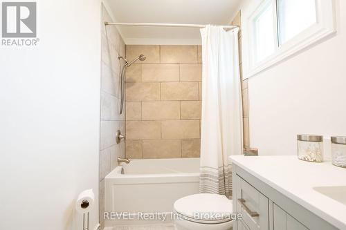4480 Queensway Gardens, Niagara Falls (Morrison), ON - Indoor Photo Showing Bathroom