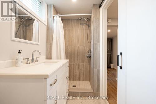 4480 Queensway Gardens, Niagara Falls (Morrison), ON - Indoor Photo Showing Bathroom