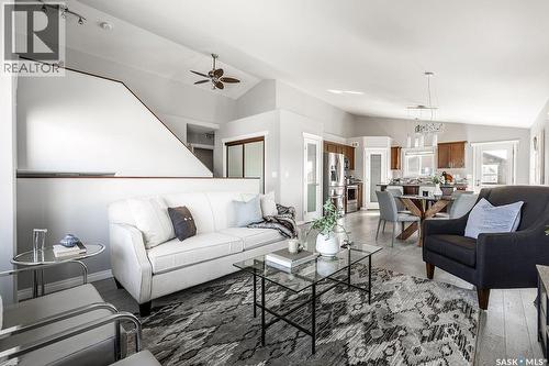 327 Roy Crescent, Saskatoon, SK - Indoor Photo Showing Living Room