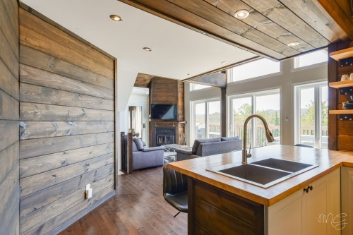 Vue d'ensemble - 100 Rue Du Golf, Saint-Côme, QC - Indoor Photo Showing Kitchen With Fireplace With Double Sink