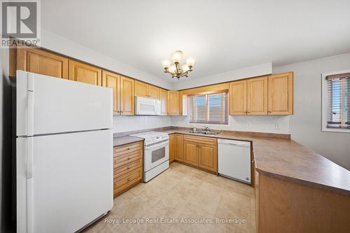 4084 Longo Circle, Mississauga, ON - Indoor Photo Showing Kitchen With Double Sink