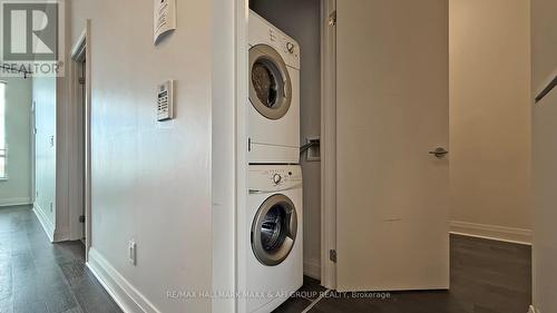 617 - 399 Spring Garden Avenue, Toronto, ON - Indoor Photo Showing Laundry Room