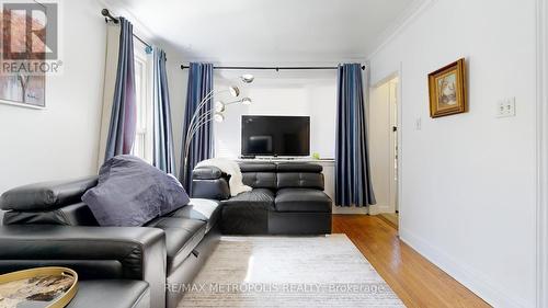 291 Kennedy Road E, Toronto, ON - Indoor Photo Showing Living Room