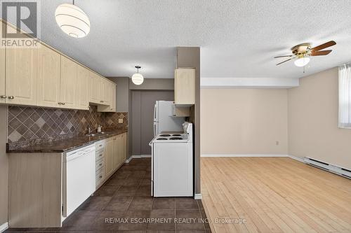 101 - 700 Dynes Road, Burlington, ON - Indoor Photo Showing Kitchen