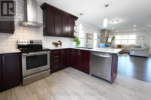 37 Marilyn Avenue N, Wasaga Beach, ON - Indoor Photo Showing Kitchen With Upgraded Kitchen