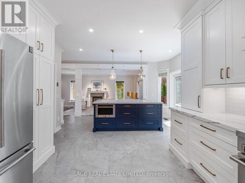 888 Cresta Rider Place, Newmarket, ON - Indoor Photo Showing Kitchen With Upgraded Kitchen