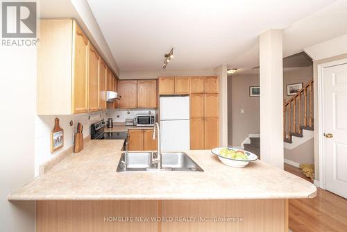 26 Cape Breton Court, Richmond Hill, ON - Indoor Photo Showing Kitchen