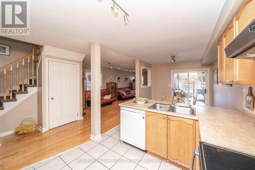 26 Cape Breton Court, Richmond Hill, ON - Indoor Photo Showing Kitchen With Double Sink