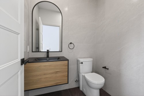 Powder room - 3 Rue Thomas-Dennis, Notre-Dame-De-L'Île-Perrot, QC - Indoor Photo Showing Bathroom