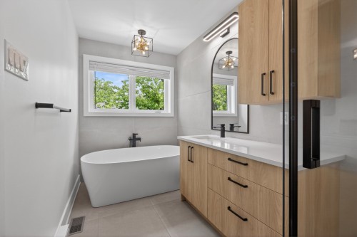 Master Bathroom - 3 Rue Thomas-Dennis, Notre-Dame-De-L'Île-Perrot, QC - Indoor Photo Showing Bathroom