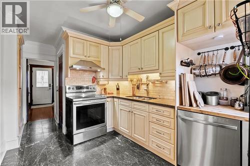 260 Stinson Crescent, Hamilton, ON - Indoor Photo Showing Kitchen With Upgraded Kitchen