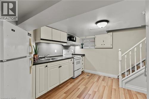260 Stinson Crescent, Hamilton, ON - Indoor Photo Showing Kitchen