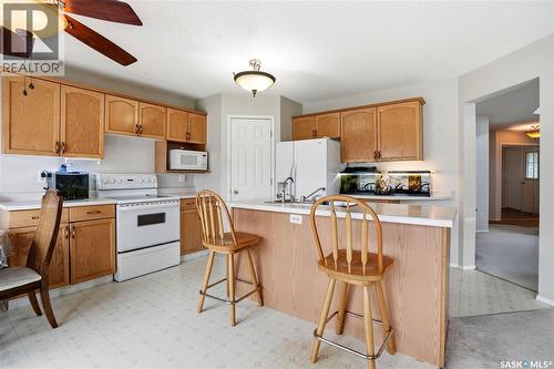 1204 Boehm Bay N, Regina, SK - Indoor Photo Showing Kitchen