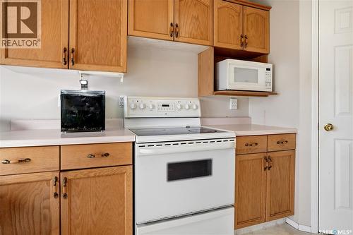1204 Boehm Bay N, Regina, SK - Indoor Photo Showing Kitchen